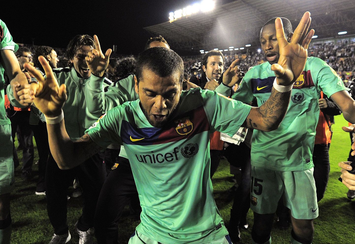 Игроки "Барселоны" после матча с "Леванте" радуются выигранному титулу.