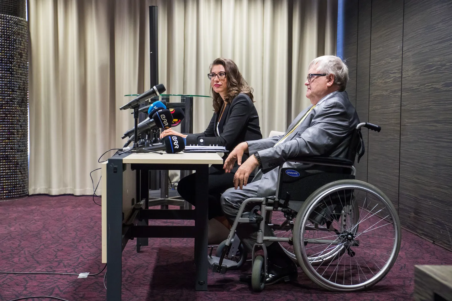 Olga Ivanova ja Edgar Savisaare pressikonverents Swissotelis.