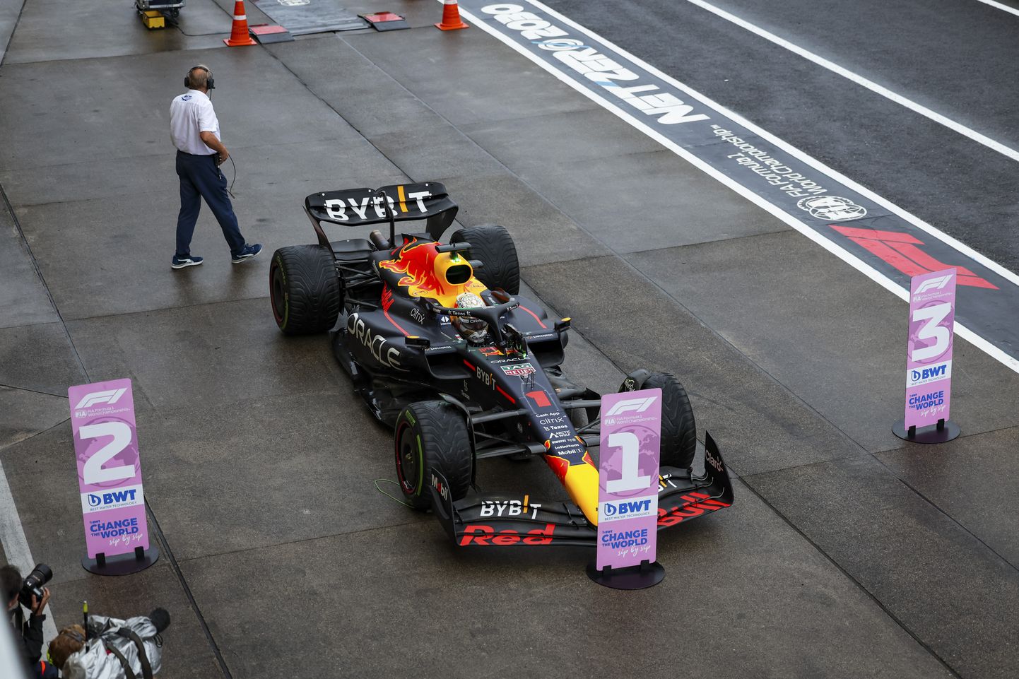 Max Verstappen on viimased kaks hooaega võitnud MM-tiitli, kuid konkurendid nõuavad nüüd reegleid rikkunud Red Bullile karmi karistust.