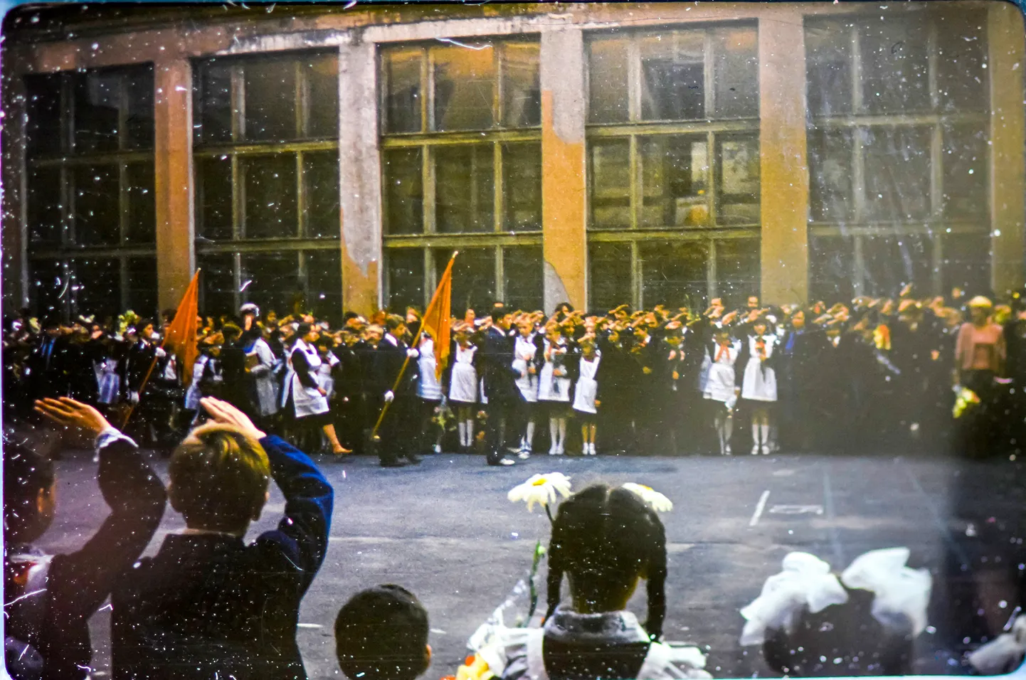 1982 год, линейка в ленинградской школе. Иллюстративное фото