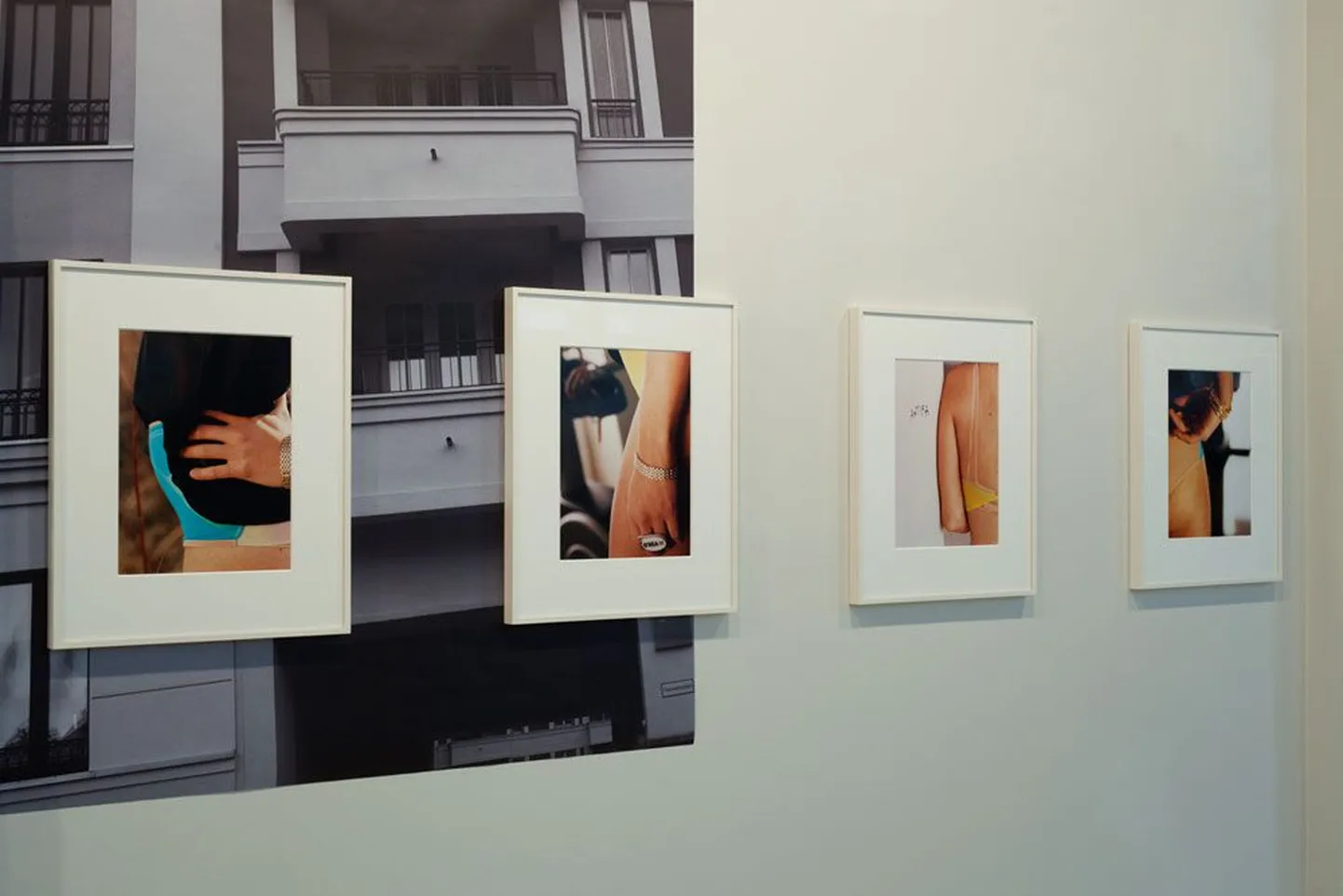 Näituse keskmes on Isoscelesi uus pesuvalik, mida on pildistatud kunstnikust modelli seljas.