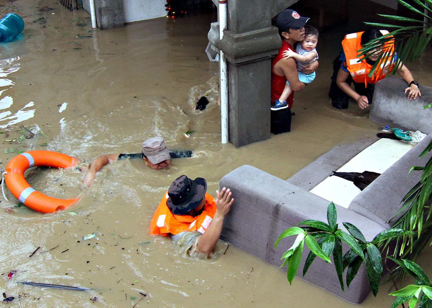 Politseinikud evakueerisid eile Mindanao saare elanikke.