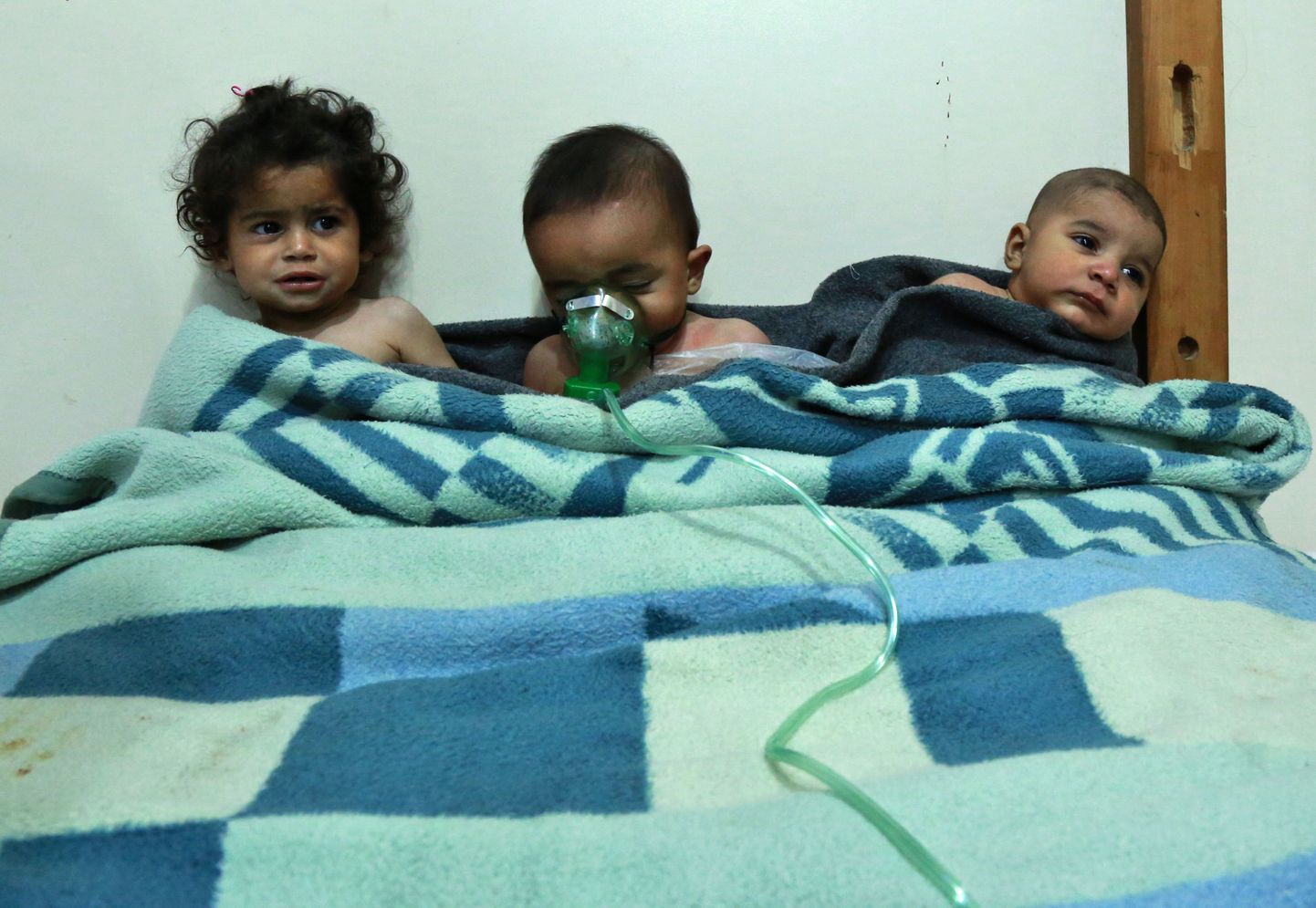 Lapsed Ida-Ghouta külje alla asuvas al-Shifuniyah` haiglas.