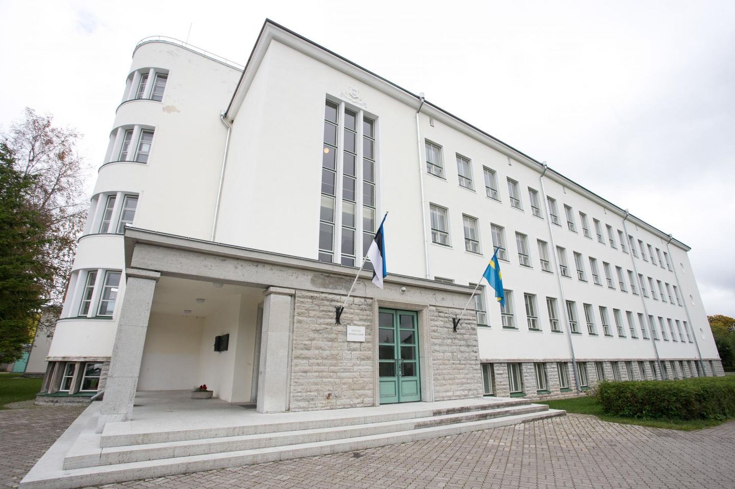 Rakvere gümnaasiumi peahoonel (pildil) ja Tallinna tänava õpphoonel hakkab ööpäev läbi lehvima Eesti lipp.
