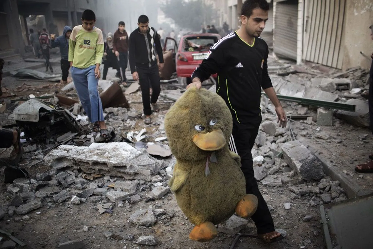 Palestiina mees koos kaisuloomaga eile Gaza linnas pärast Iisraeli õhulööki.