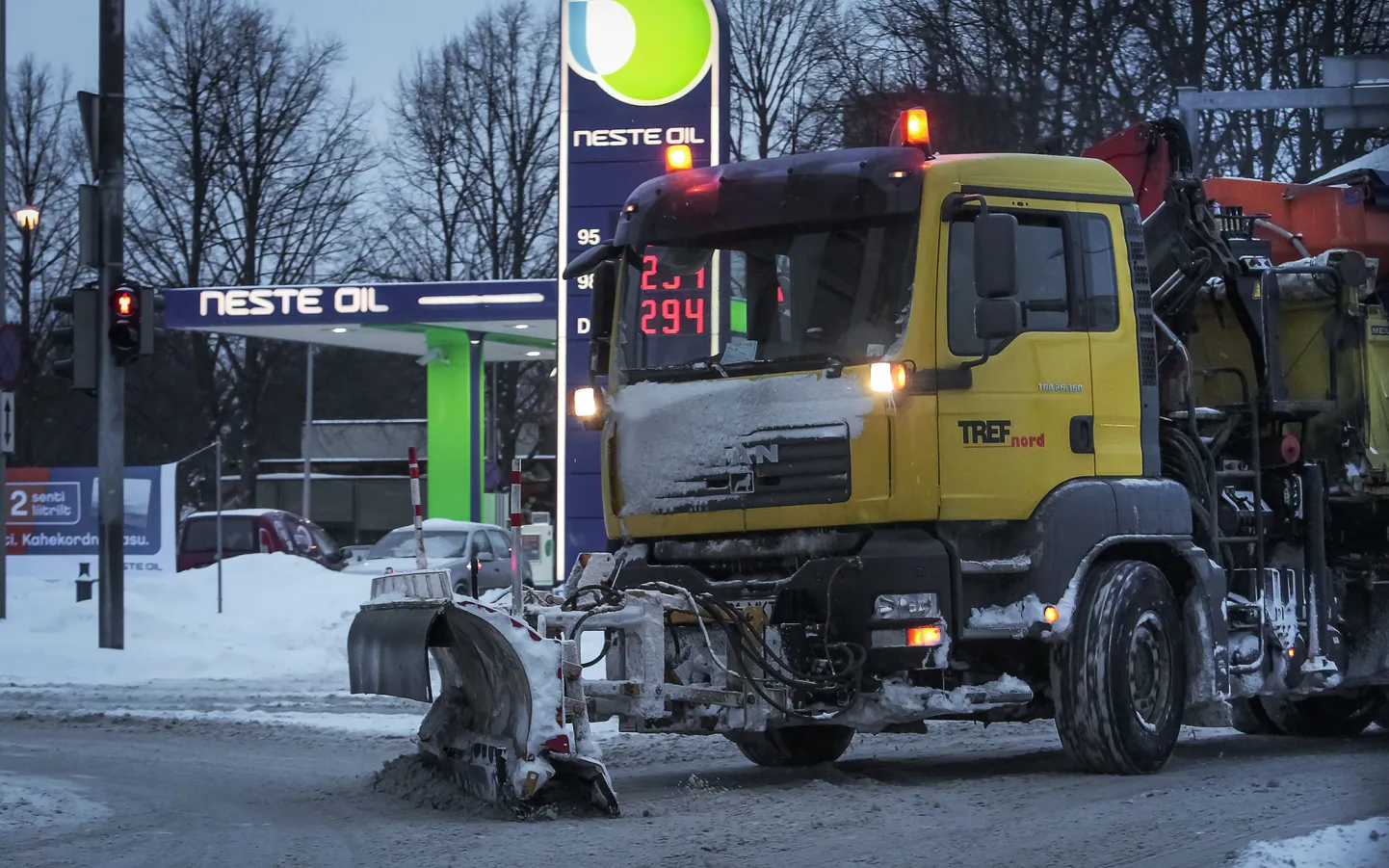Lumekoristus Pärnu linnas laupäeval pärast öist lumesadu.