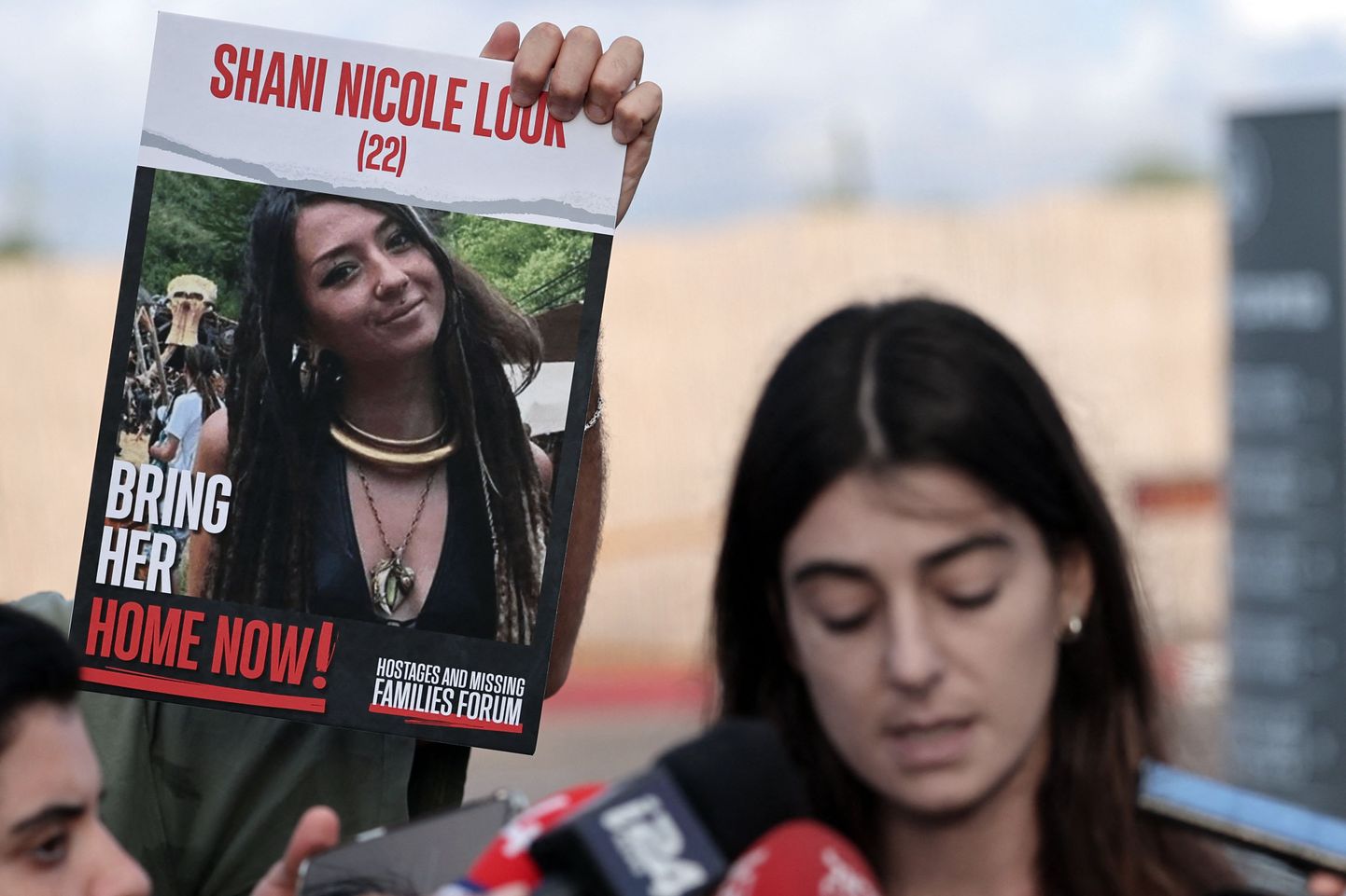 Hamasi röövitud Shani Louki sugulane rääkimas 15. oktoobril 2023 Iisraelis Ramlas meediaga. Näha oli ka Shani Louki fotot. Nüüdseks on teada, et Hamasi sõdalased tapsid Louki.