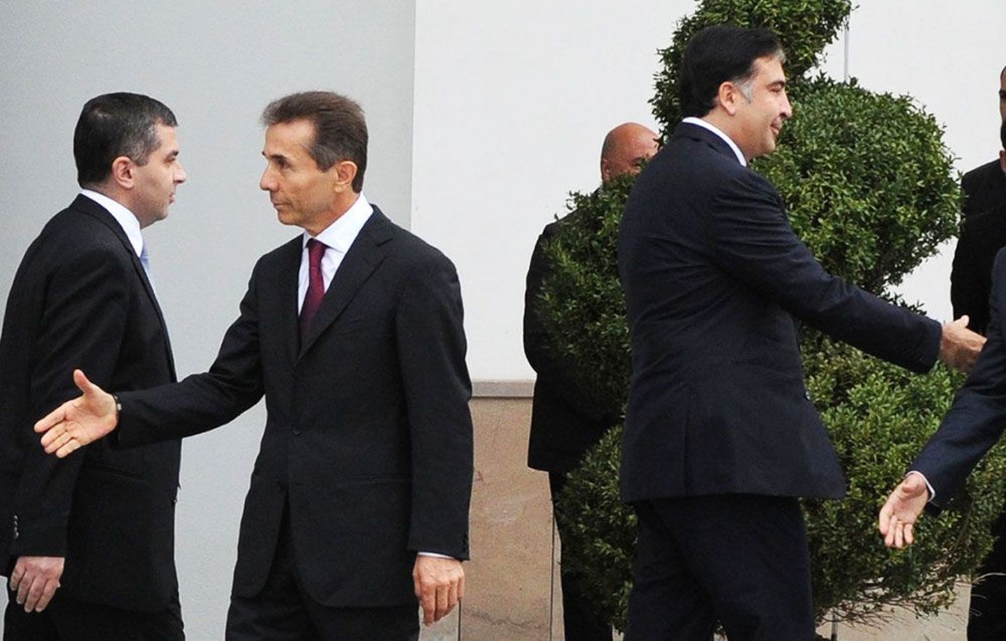 Parlamendivalimised võitnud Gruusia Unistuse juht Bidzina Ivanišvili ja president Mihheil Saakašvili tervitasid oma kohtumisel 9. oktoobril ametnikke ja poliitikuid.