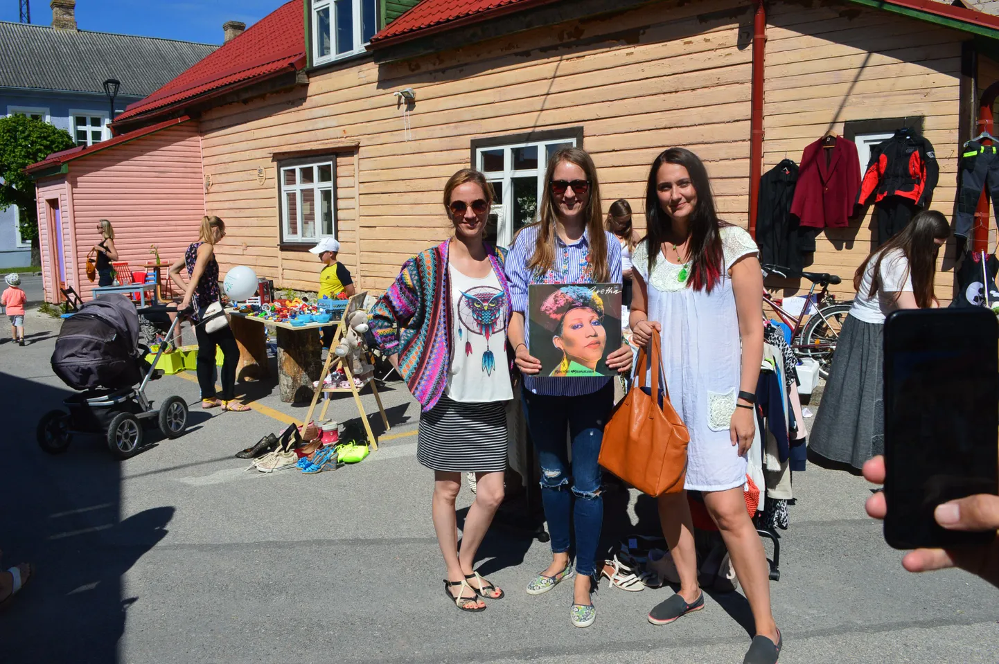Kirbuka korraldajad Klaire Sillar (vasakult), Maiken Alandi ja Kairet Kõljalg