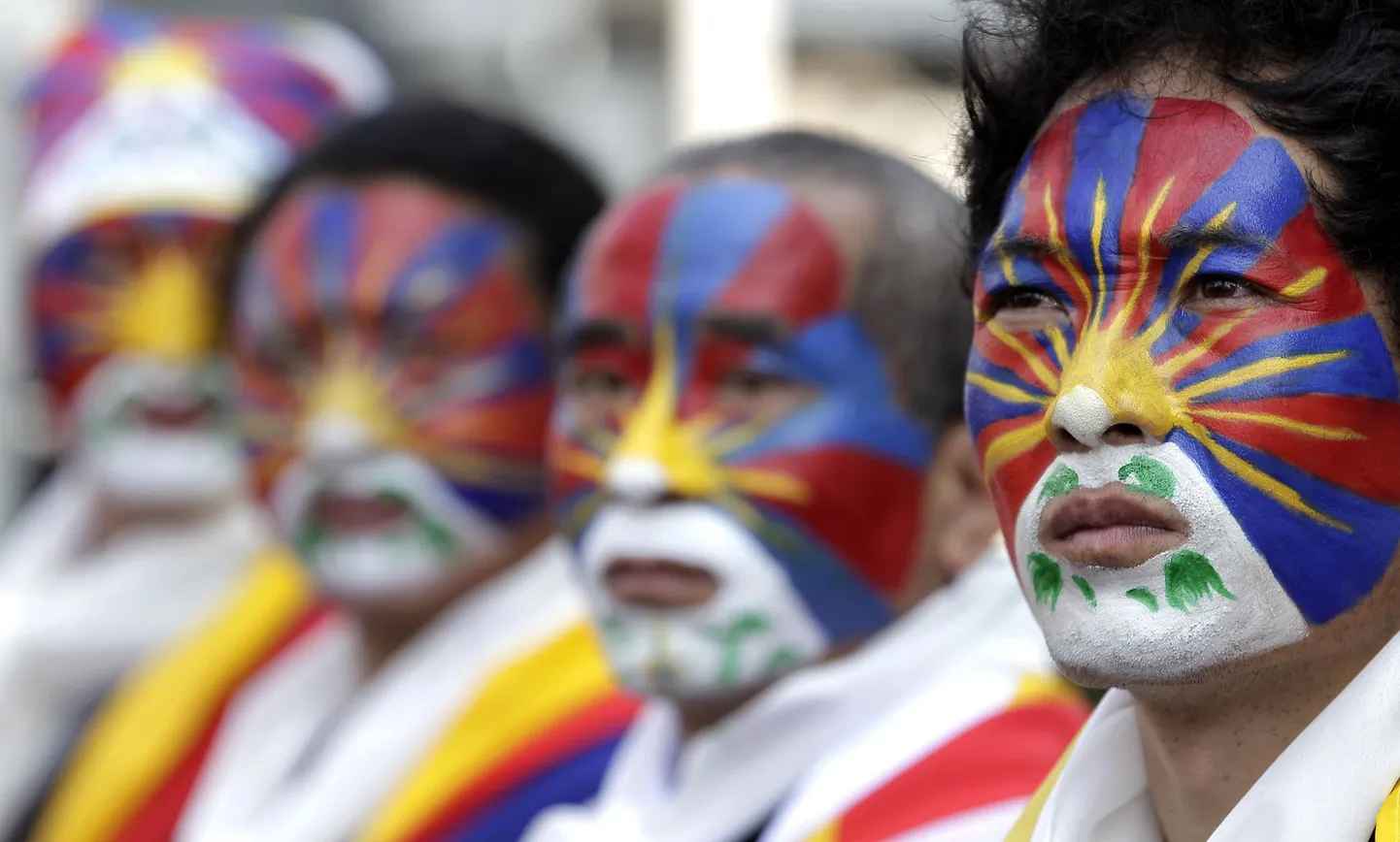 Aktivistid on oma nägudele joonistatud Tiibeti lipu.