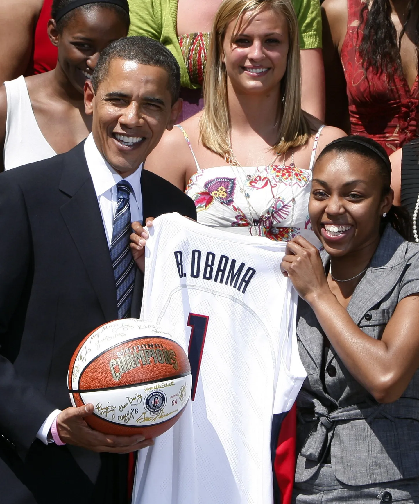 Barack Obama (palliga) ja Cennecticuti Ülikooli naiskond.