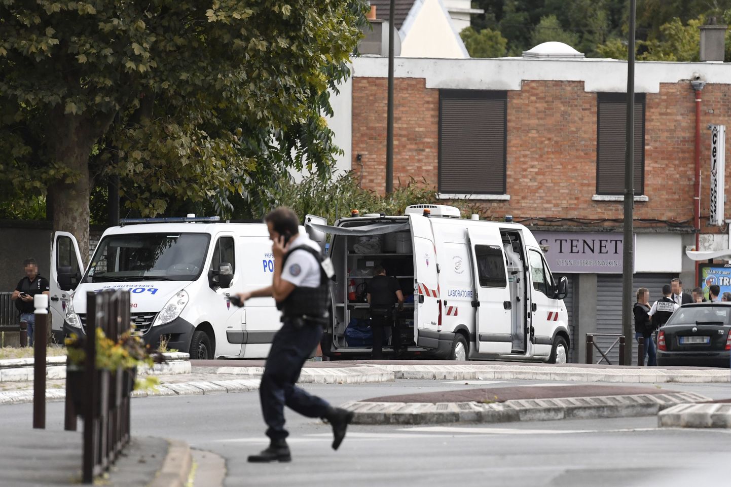 Prantsuse politsei tegutsemas Pariisi eeslinnas Villejuifis, kus leiti ühest korterist kasutusvalmis lõhkeainet TATP.