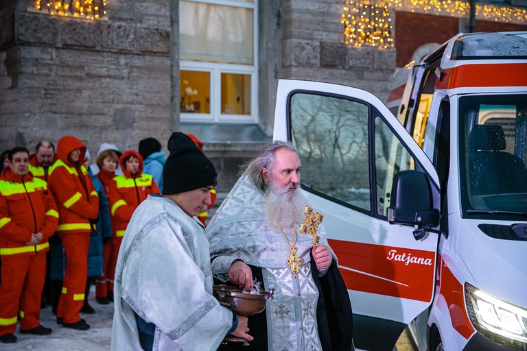 Церемония освящения двух новых реанимобилей православным священником прошла перед главным зданием Нарвской больницы. Это Татьянин день в православной традиции, так что одной машине дали имя Татьяна, второй - Мария.