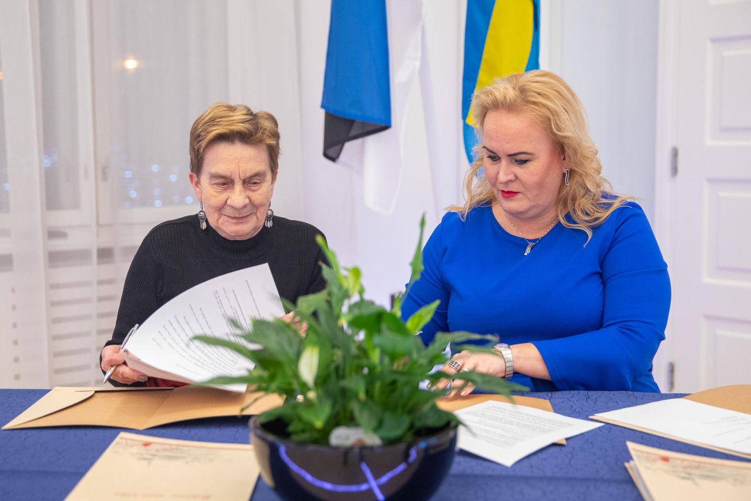 Tantsupedagoog Maie Orav ja Rakvere linnapea Triin Varek allkirjastasid reedel neljanda meeste tantsupeo koostööleppe.