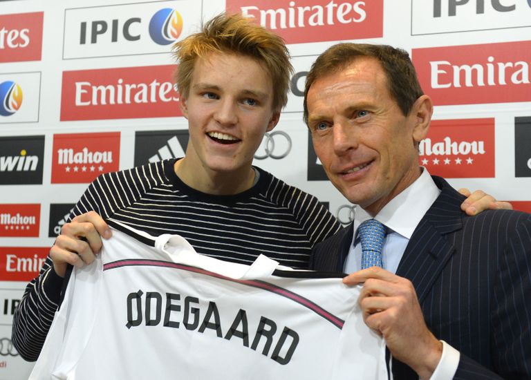 Martin Ødegaard (vasakul) poseerimas Madridi Reali särgiga. Foto: Scanpix