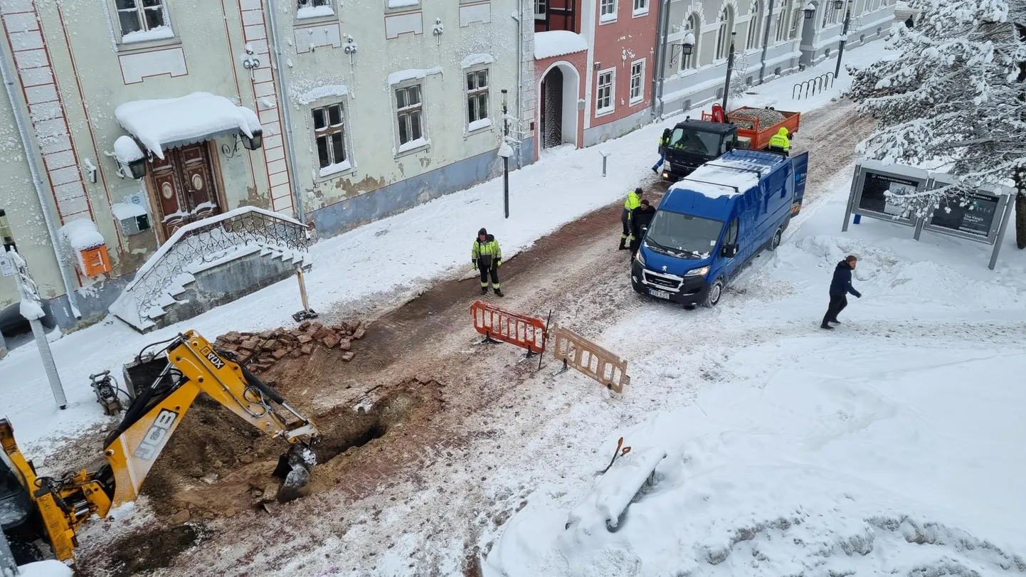 Lekkekohta reetis vesi, mis oli valgunud tänavakividele.