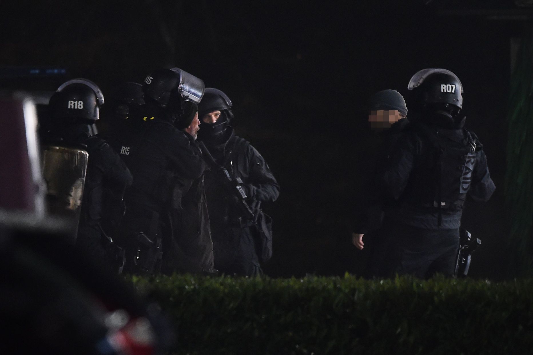 Prantsuse politsei eriüksuslased riigi lääneosas Angers´i linnas Espace Anjou ostukeskuse juures pärast lõhkeainet kandnud mehe vahistamist.