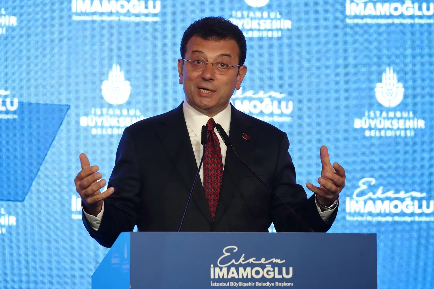Istanbuli linnapea Ekrem İmamoğlu pressikonverentsil.