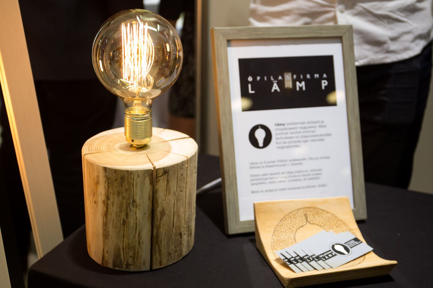 Kristiine kaubanduskeskuses valiti parimaks Tallinna Vanalinna Hariduskolleegiumi noorte õpilasfirma Lämp, kes toodab puidust valmistatud disainilampe.