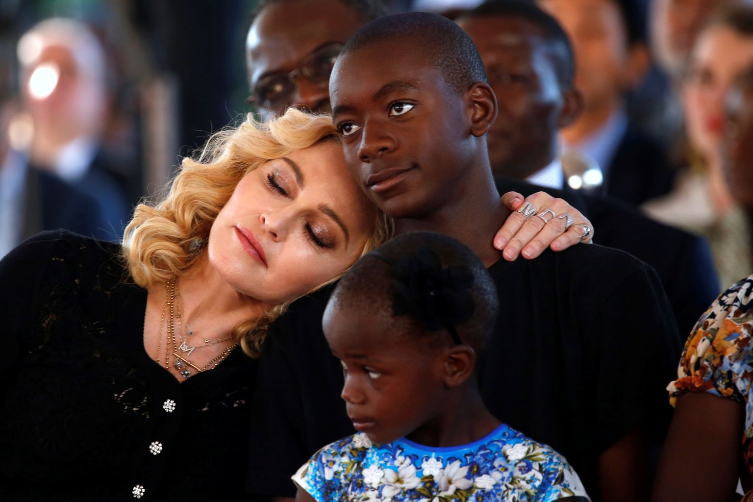 Popstaar Madonna oma lapsendatud pojaga.