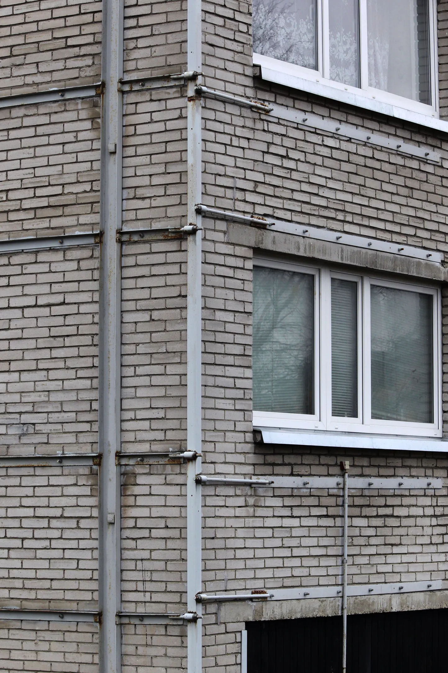 Mustamäel on mõnel majal tõmmitsad ümber, et hoone ära ei laguneks.