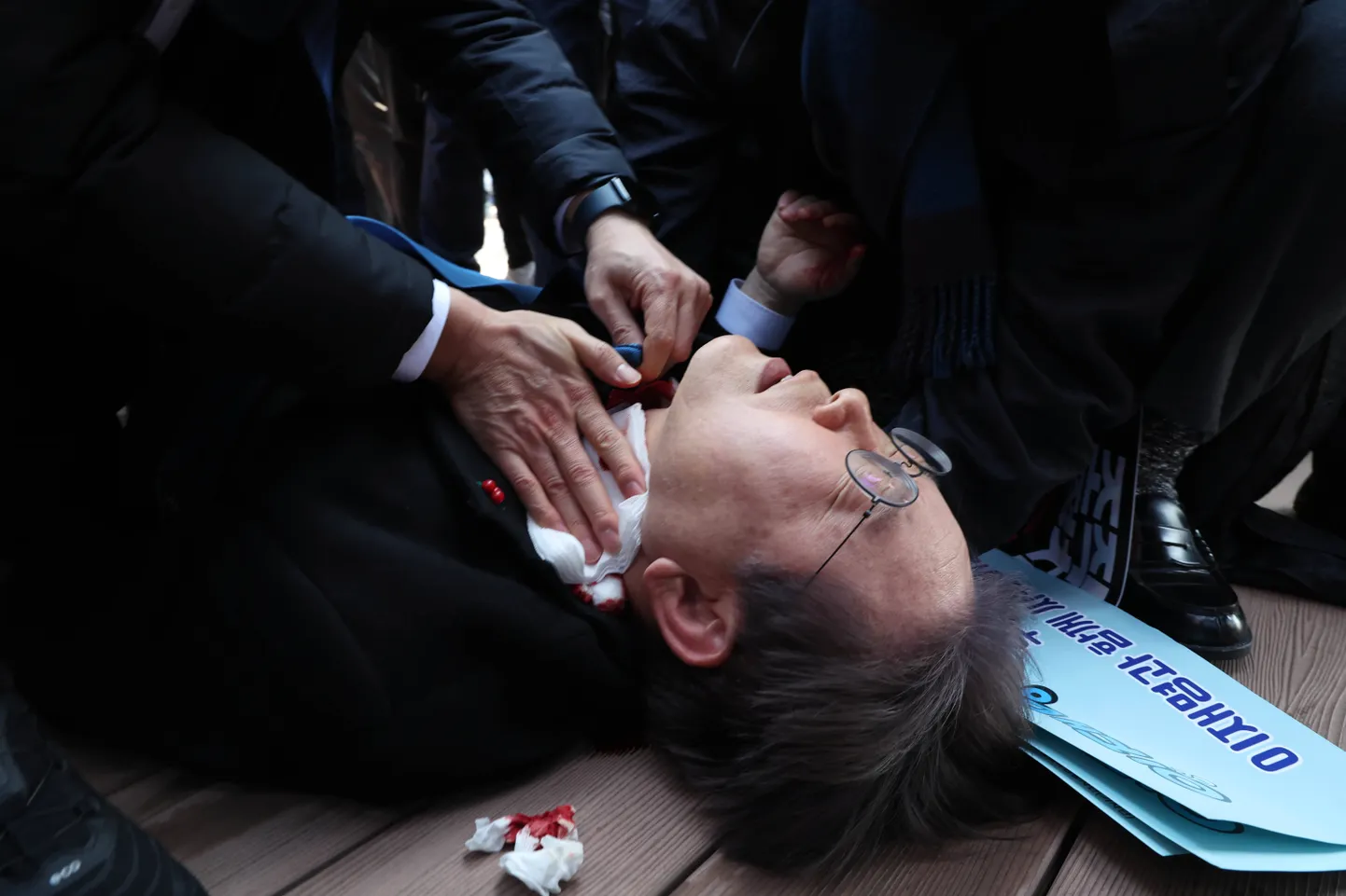 56-aastane mees pussitas Lõuna-Korea opositsiooniliidrit Lee Jae-myungi.