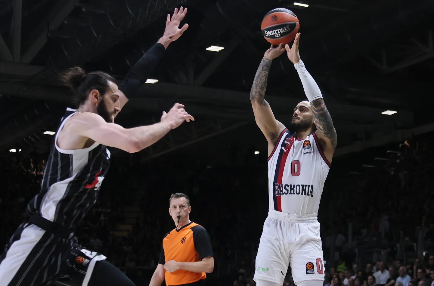 Markus Howard (paremal) omas elemendis – viskamas Euroliiga mängus Bologna Virtusega.