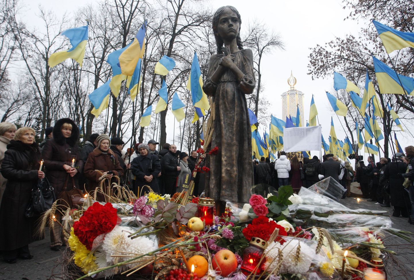 Ukrainlased süütasid küünla ning asetasid lilled näljahäda ehk holodomori mälestuseks rajatud kuju juurde, mis sümboliseerib tüdrukut, kes surub oma rinnale viljavihku.