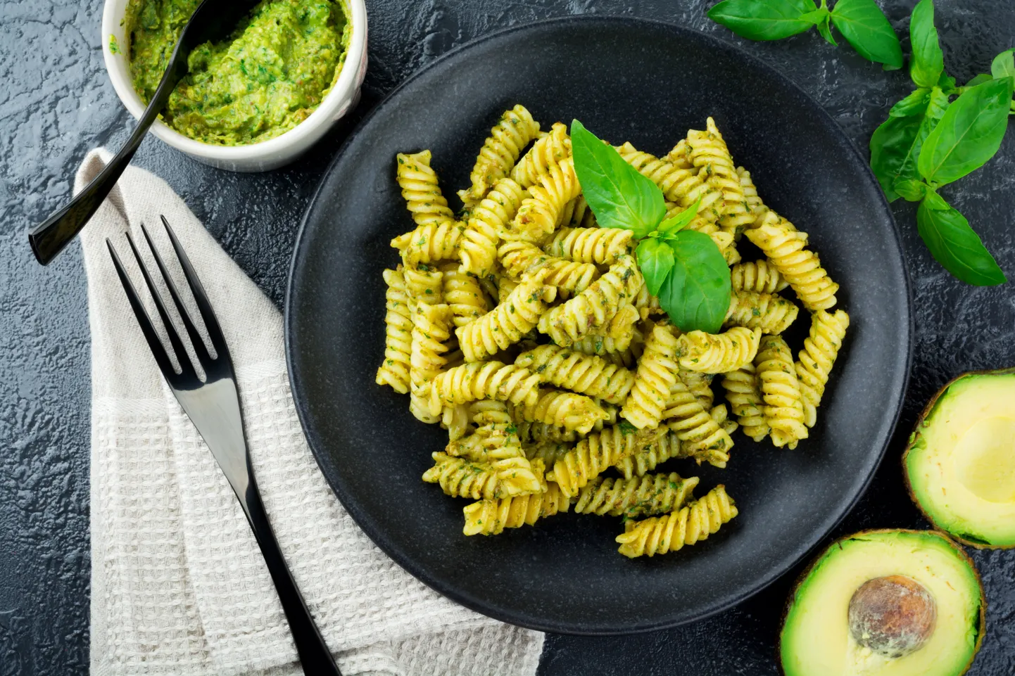 Kreemine avokaado pasta pestokastmega.