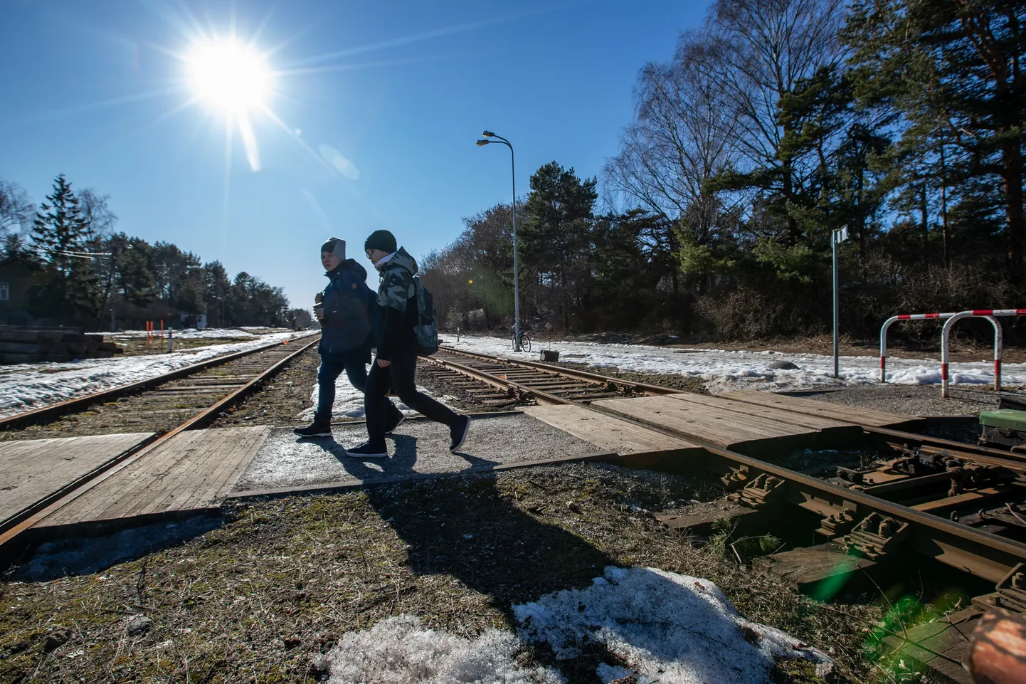 Rulli ülekäigu puhul ulatub ringi pikkus, mis kohalikud peavad nüüd ette võtma, Liiva jaama tunnelit kasutades (mis on ametlikult määratud kui ohutuim alternatiiv) üle 700 meetri, kui arvestada, et Liiva jaama kaugus Rulli ülekäigust on 375 meetrit.