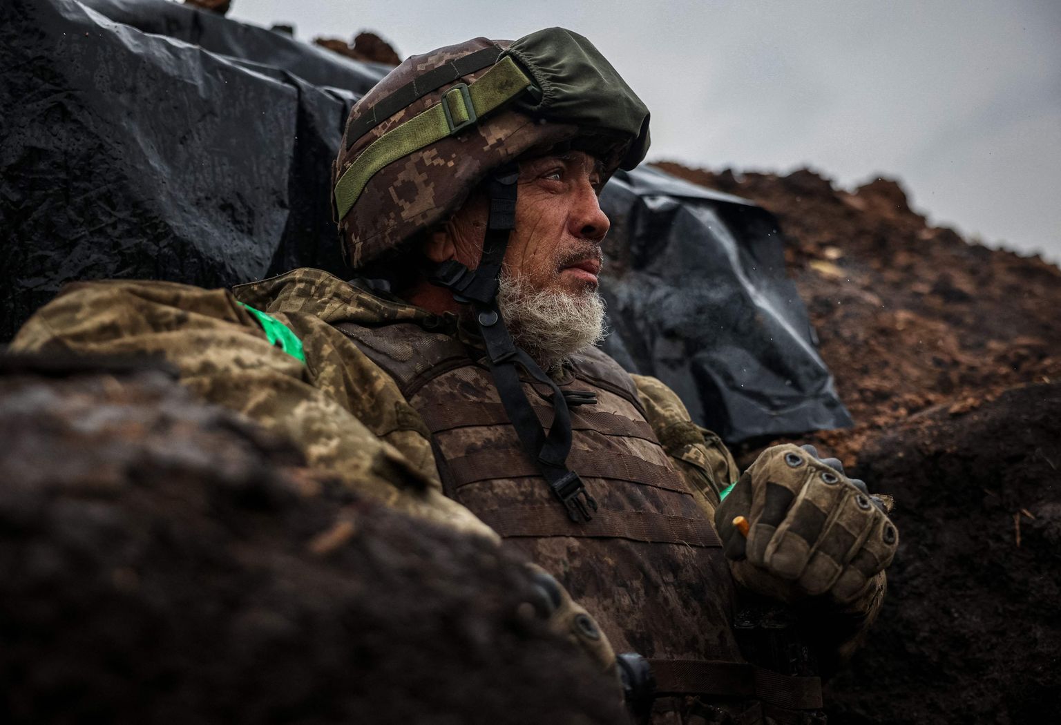 Ukraina võitleja Bahmuti lähedal kaevikus 13. aprillil 2023
