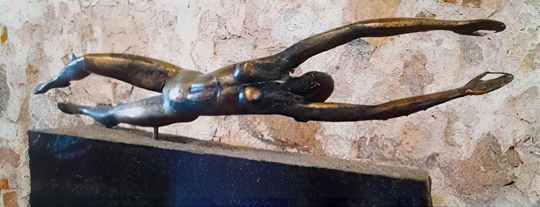 Moostest läks kaduma väärtuslik pronksskulptuur «Sirutus», mille väärtus skulptor Riho Kulla sõnul on ligikaudu 20 000 eurot.erakogu
