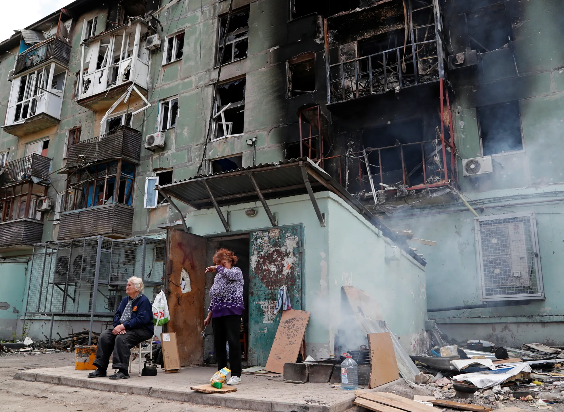 Kohalikud elanikud eile purustatud elumaja juures Mariupolis.