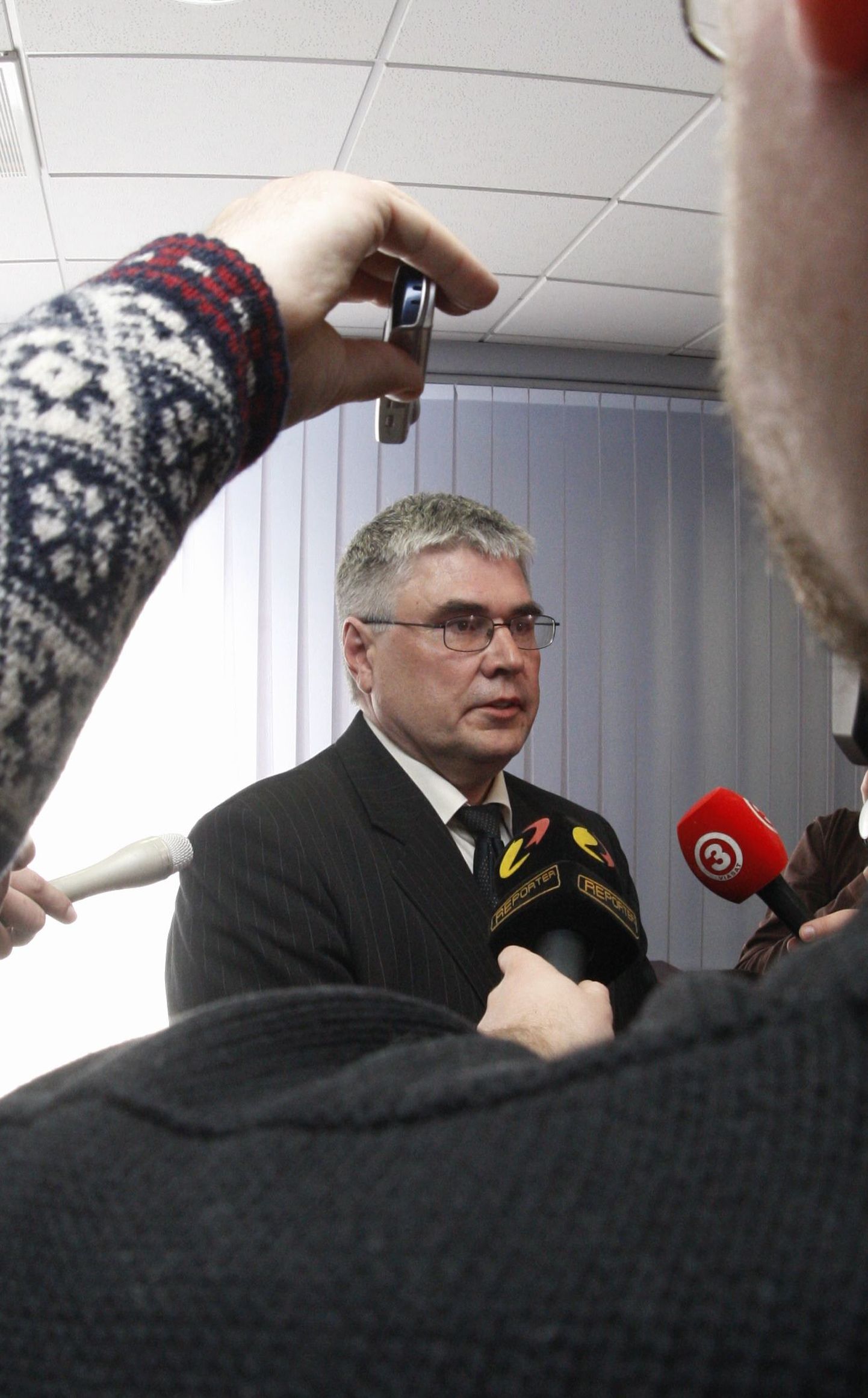 Georg Trašanov ajakirjanike piiramisrõngas peale kohtuotsuse väljakuulutamist 2010. aasta märtsis.