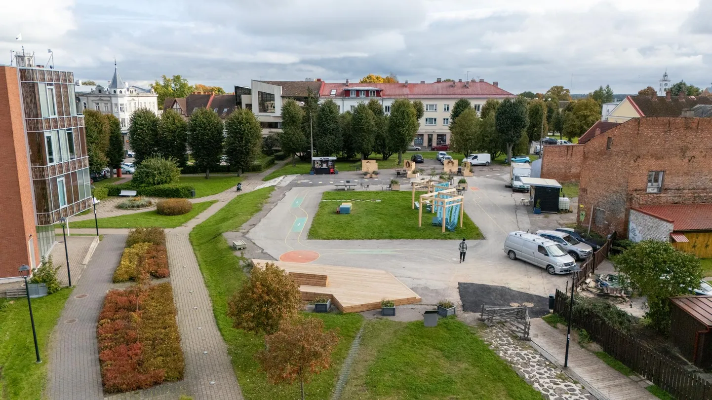 Rubiini platsi kujundati suve teisel poolel küll tublisti aktraktiivsemaks, ent päevasel ajal seal inimesi siiski napib.