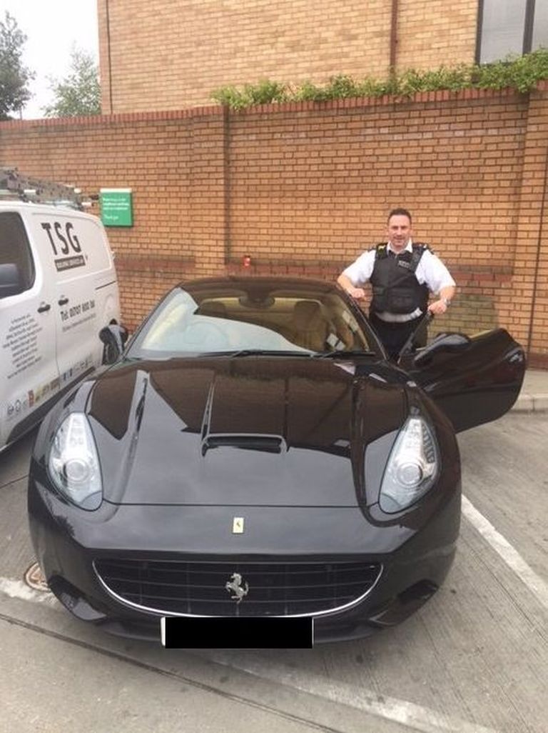 Londoni politsei poolt konfiskeeritud Ferrari / Twitter.com