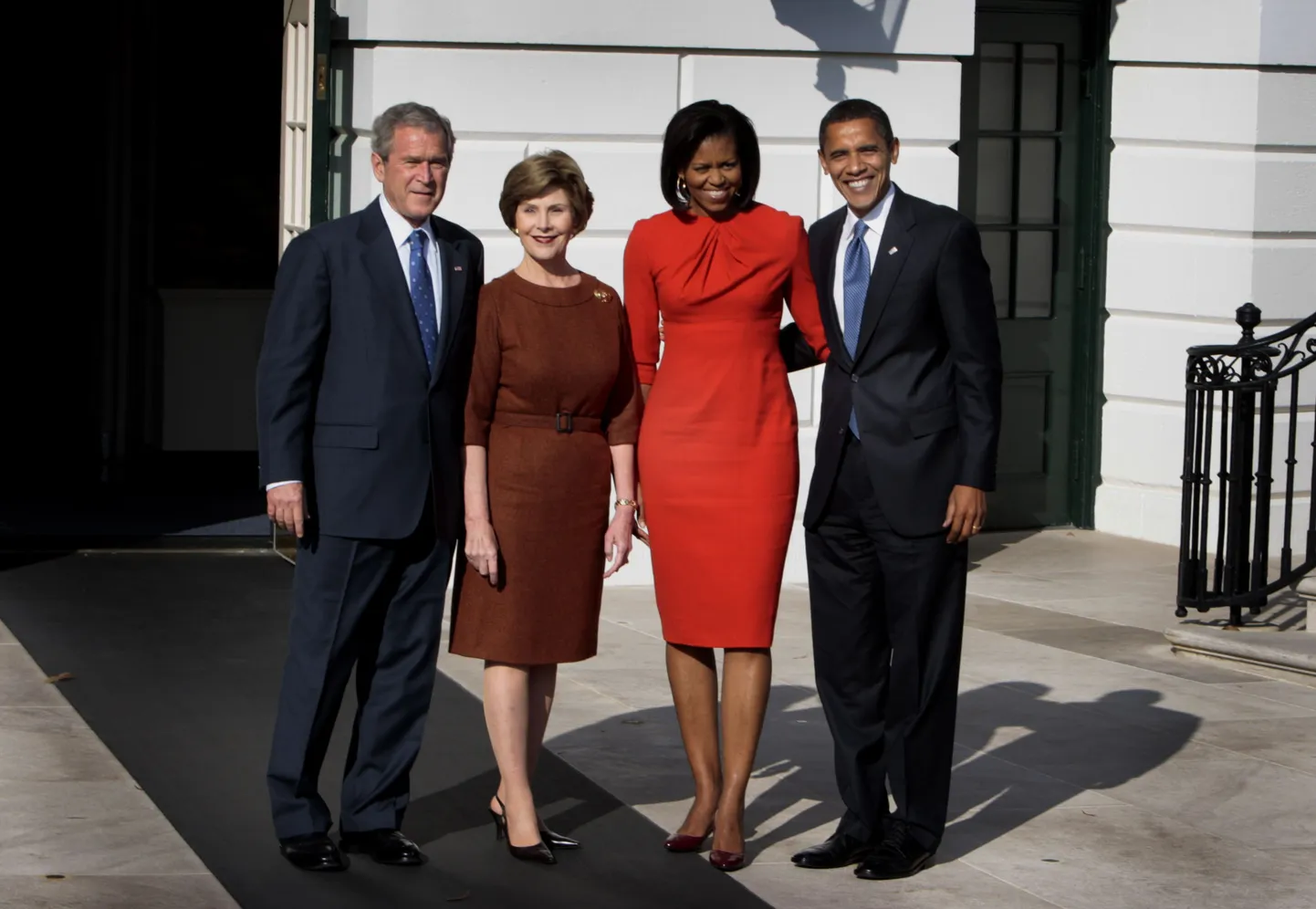 George W. ja Laura Bush koos Michelle ja Barack Obamaga eile Valge Maja ees.