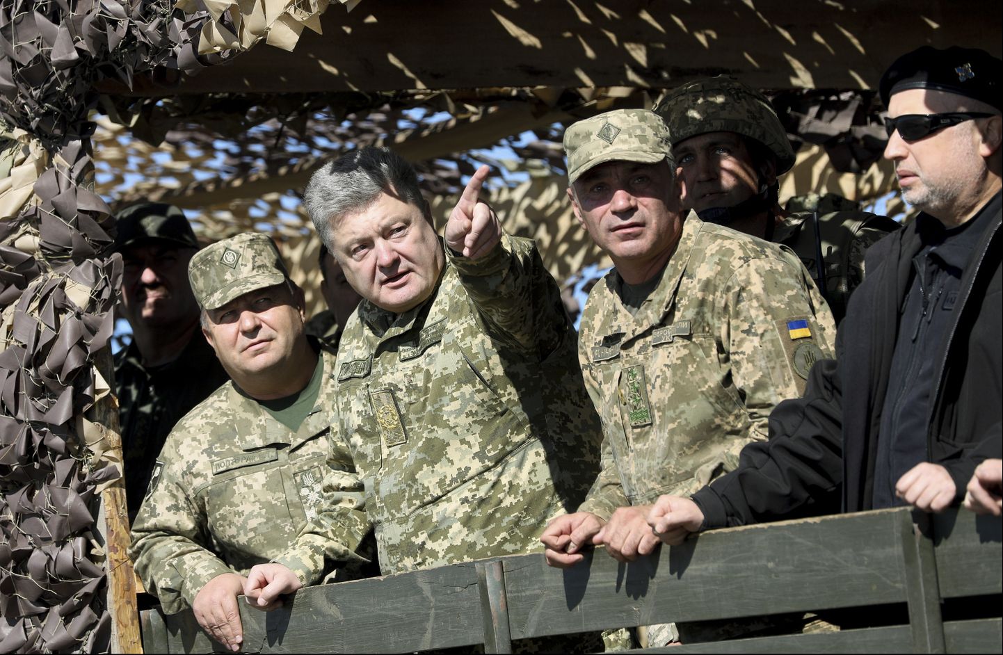 Petro Porošenko (keskel) Donbassis.