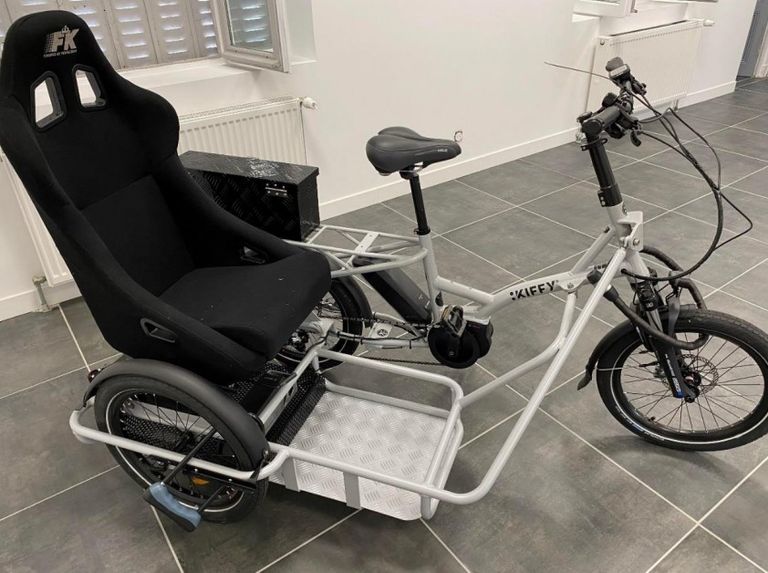 Elektrijalgratta prototüüp OMA1. Jalgratta eripäraks on kaasreisija kõrge seljatoe ja 5-punkti turvavööga iste, mis on rattajuhi kõrval.