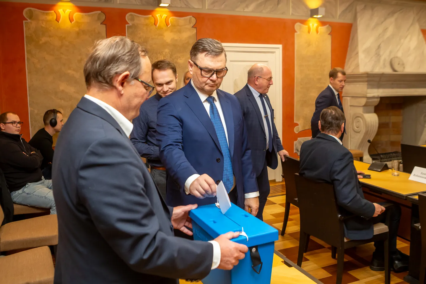 Vallavolinik algatas arutelu Kuressaare keskväljaku liiklusotsuste ja ...