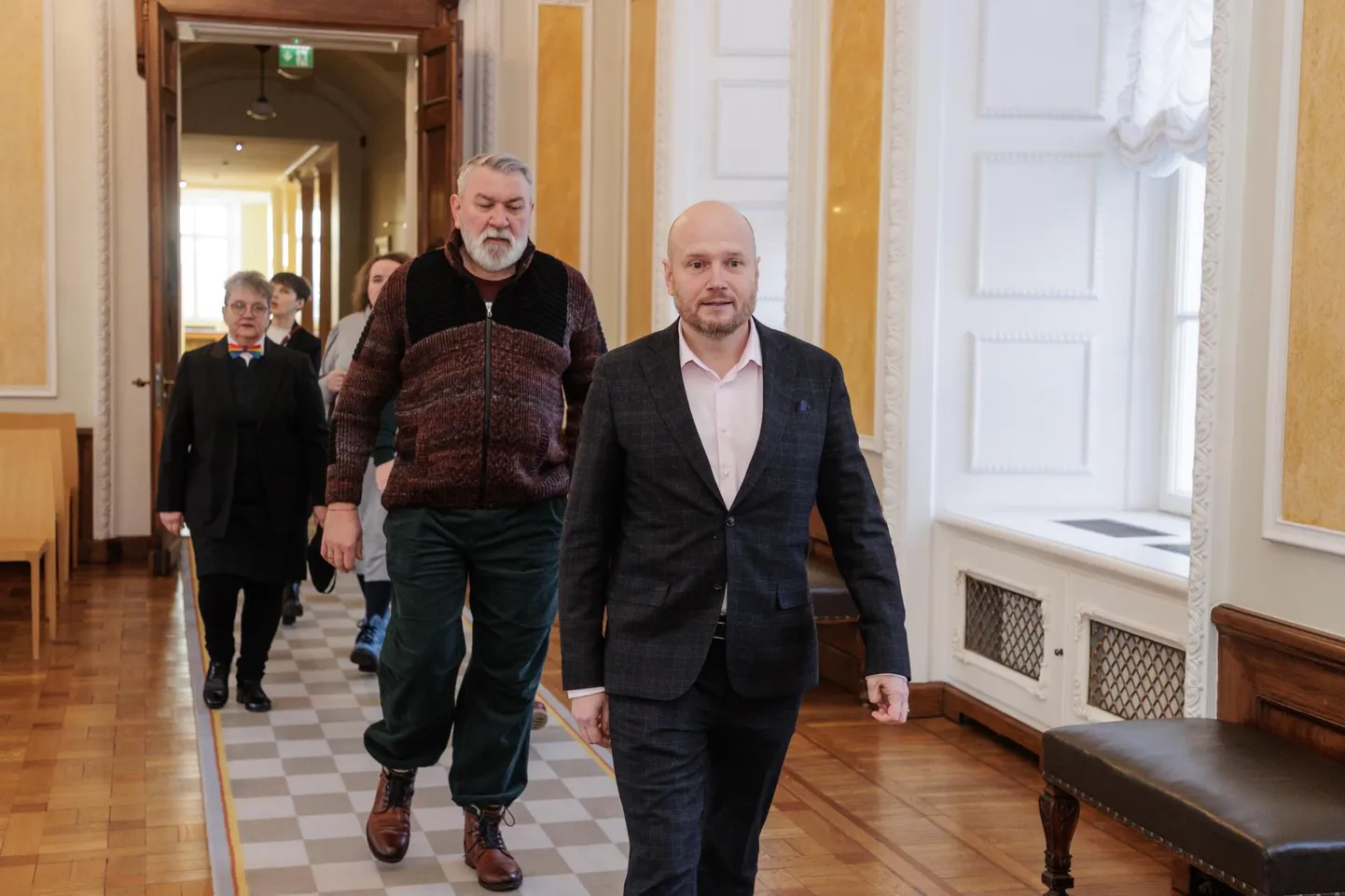 Volinik Christian Veske (ees) saab uue eelnõu järgi võimaluse kohtusse pöörduda.