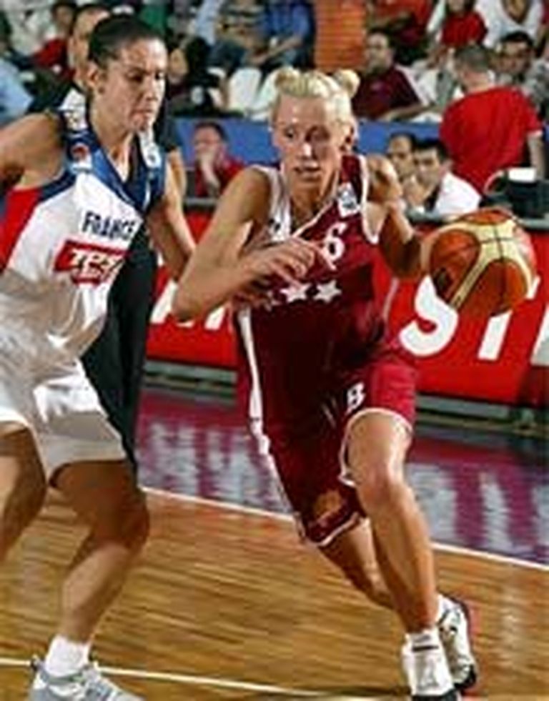 2005. gada 4. septembris, Bursa. Gunta Baško laužas uz Francijas izlases grozu. 