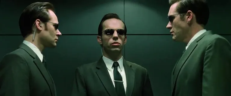 Agent Smith (Hugo Weaving, keskel) ning tema kahtlased kolleegid.