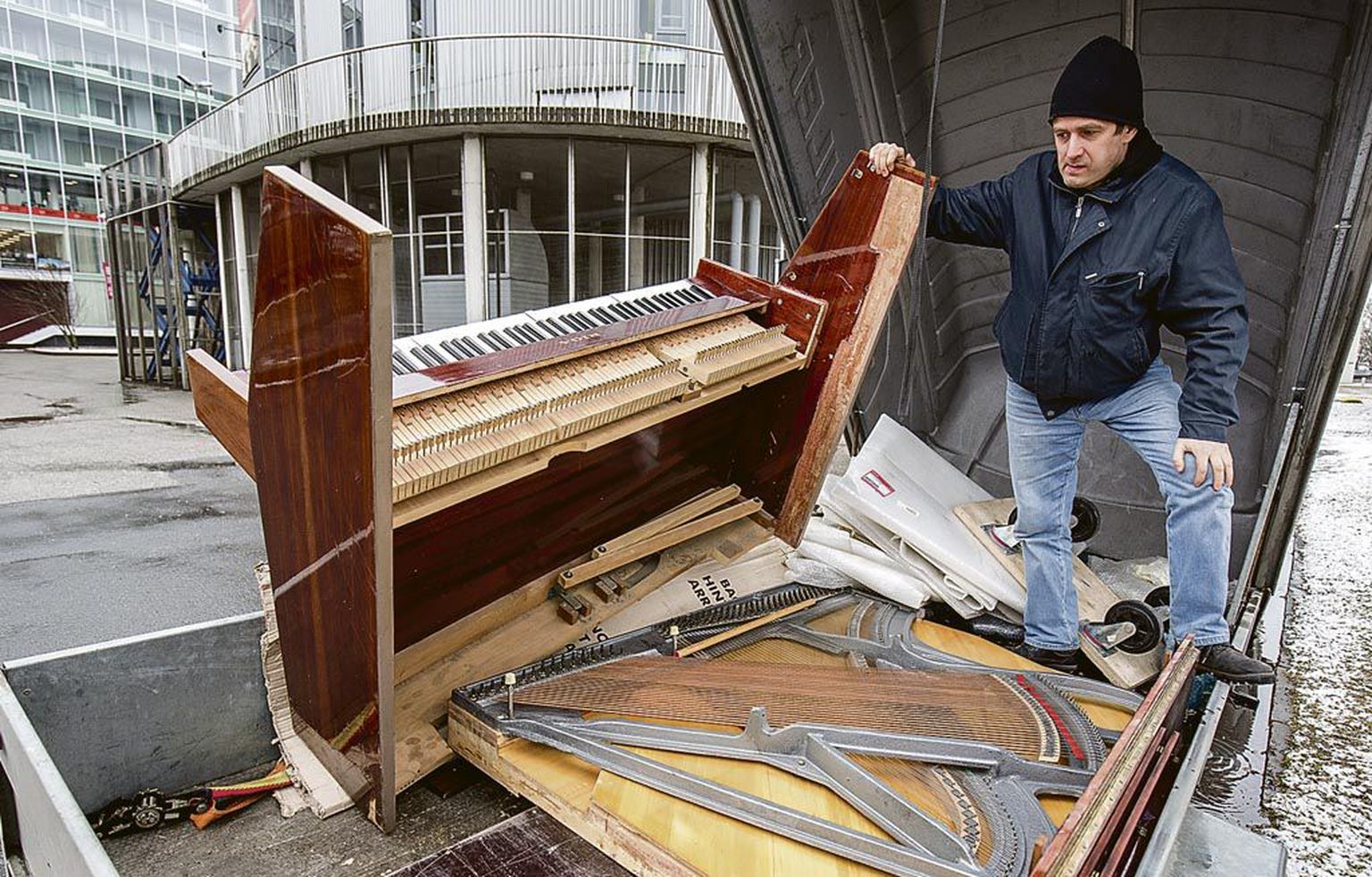 Pärnu muusikakooli klaverimeister Taavi Nachtigall näitas kooli viimast Rigat, mis seda tõstma hakates ootamatult koost lagunes.