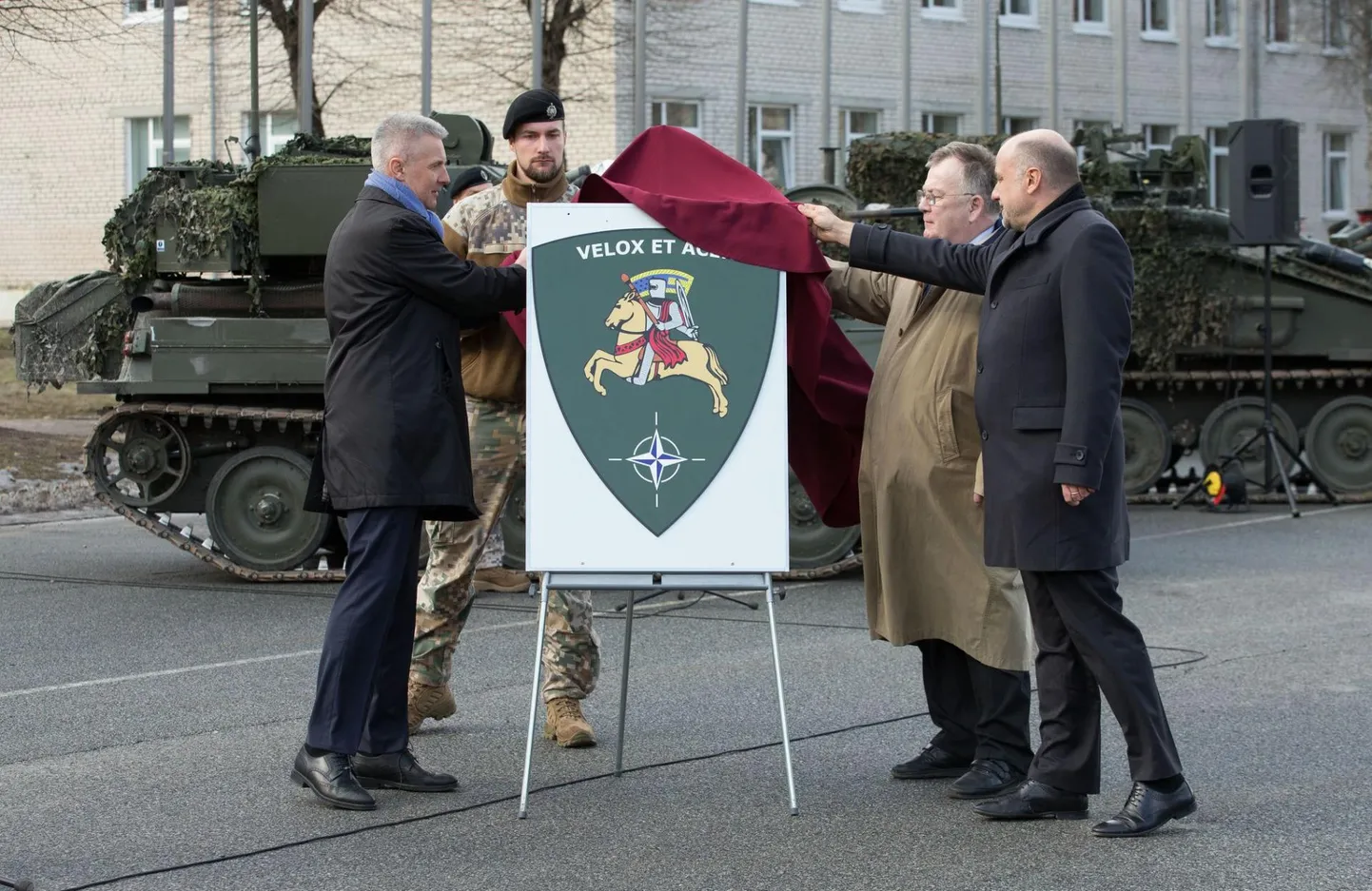 Läti kaitseminister Artis Pabriks ning tema Taani ja Eesti kolleegid Claus Hjort Fredriksen ja Jüri Luik Põhjadiviisi staabi avamisel.