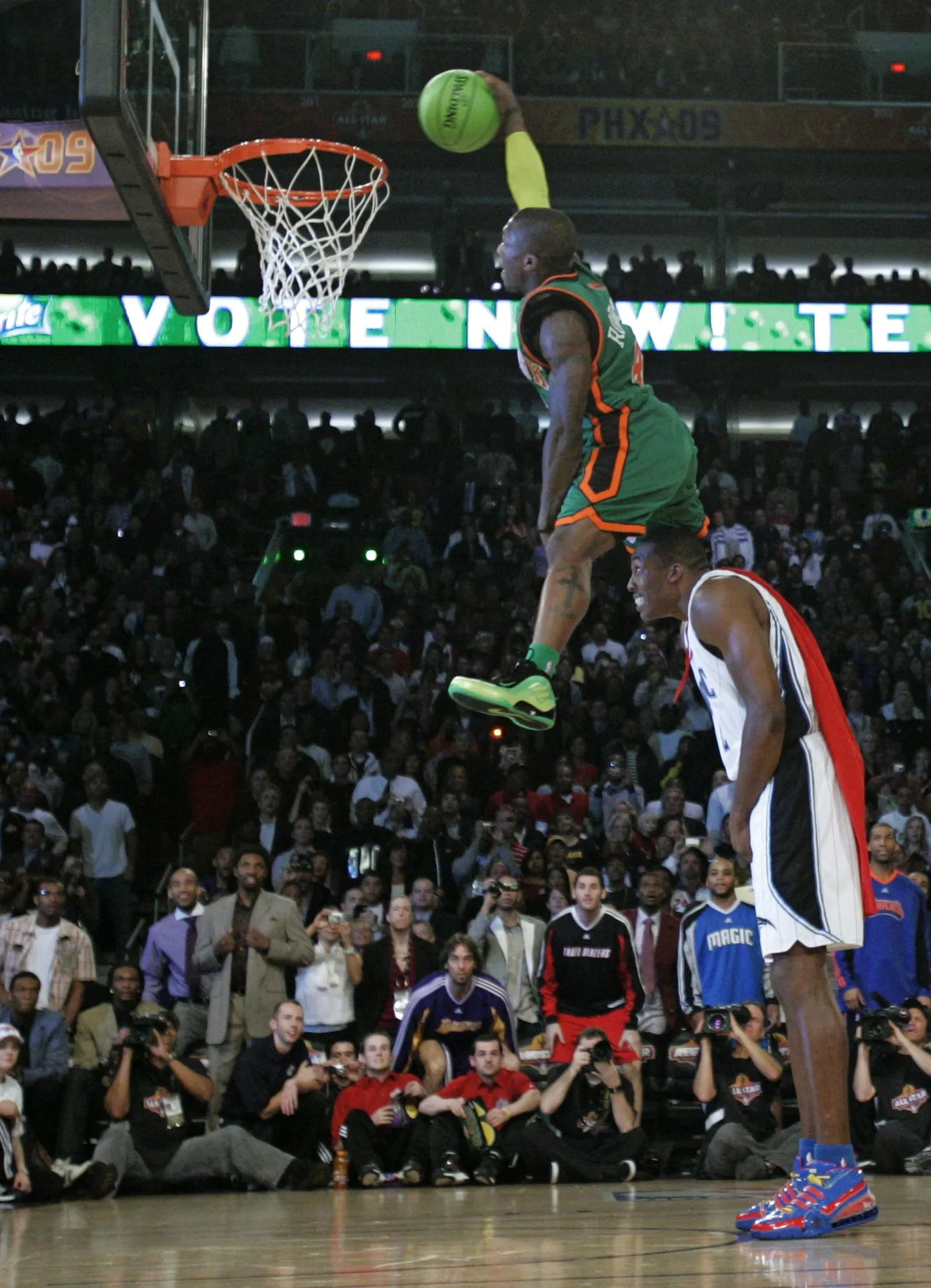 Nate Robinson (rohelises) hüppab üle Dwight Howardi.