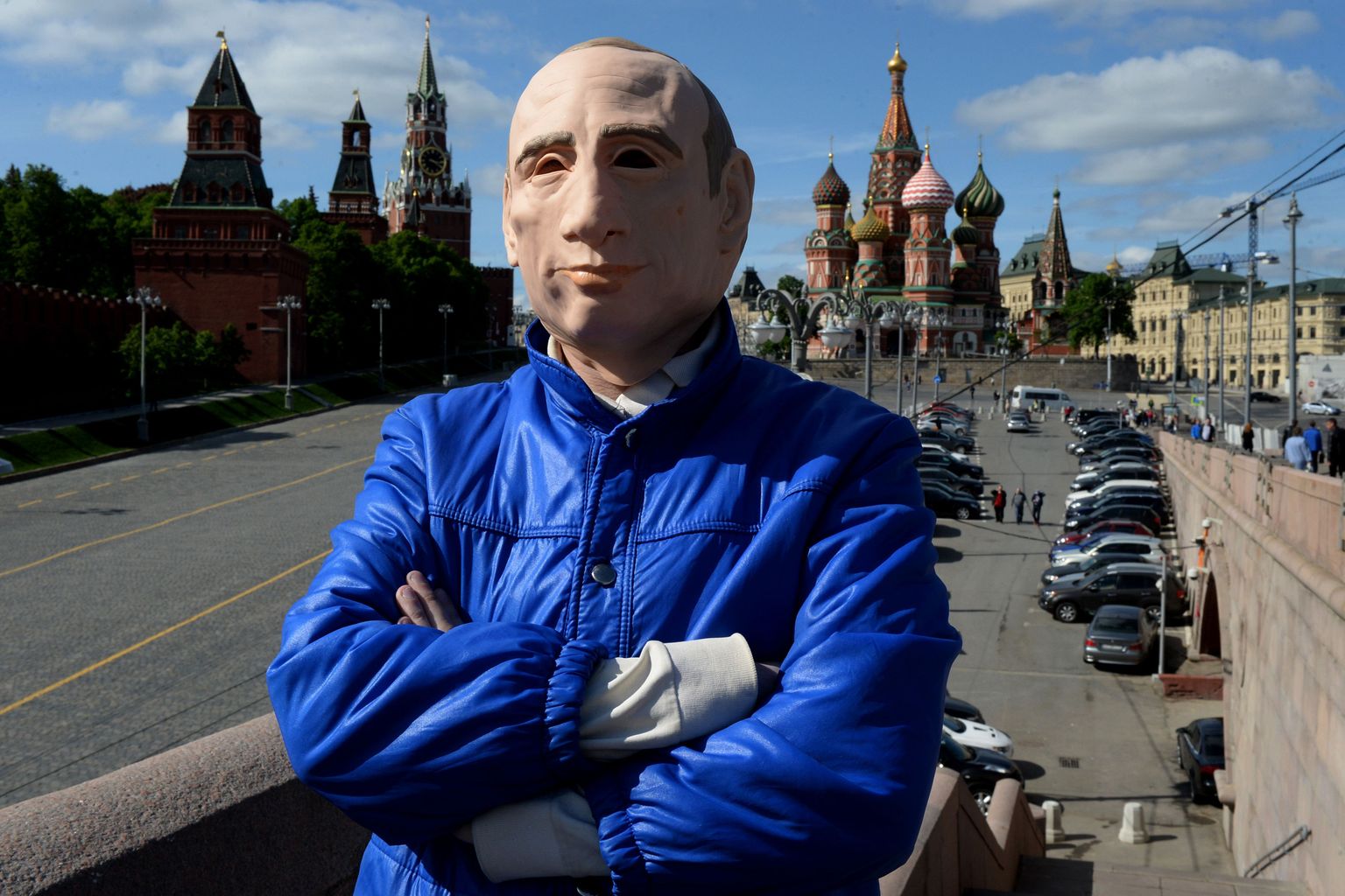 Venemaa opositsionäär Roman Roslovtsev kandmas Vladimir Putini maski