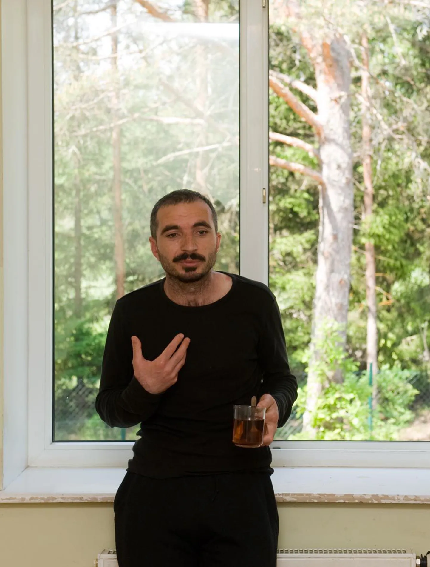 Türgi noormees Metin on Illukal üle elanud tema jaoks täiesti enneolematu lumise talve paksu metsa sees. Õue ei julge ta praegugi eriti nina pista – ta ei ole harjunud meie sääskedega ja tal pole ka sääsetõrjevahendeid. Illuka varjupaigataotlejate keskust ümbritsev mets hirmutab teda.