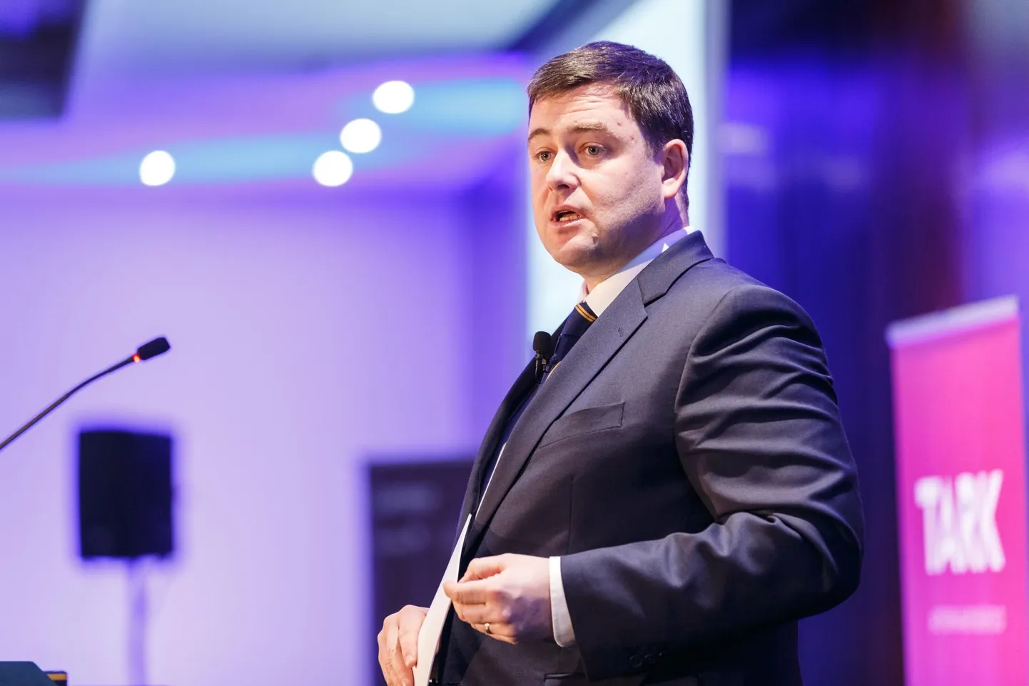 Robert Kitt ütleb, et pangal tuleb Postimehes ja Rootsi ajakirjanduses avaldatud materjalide taustal tõsiselt enda sisse vaadata.