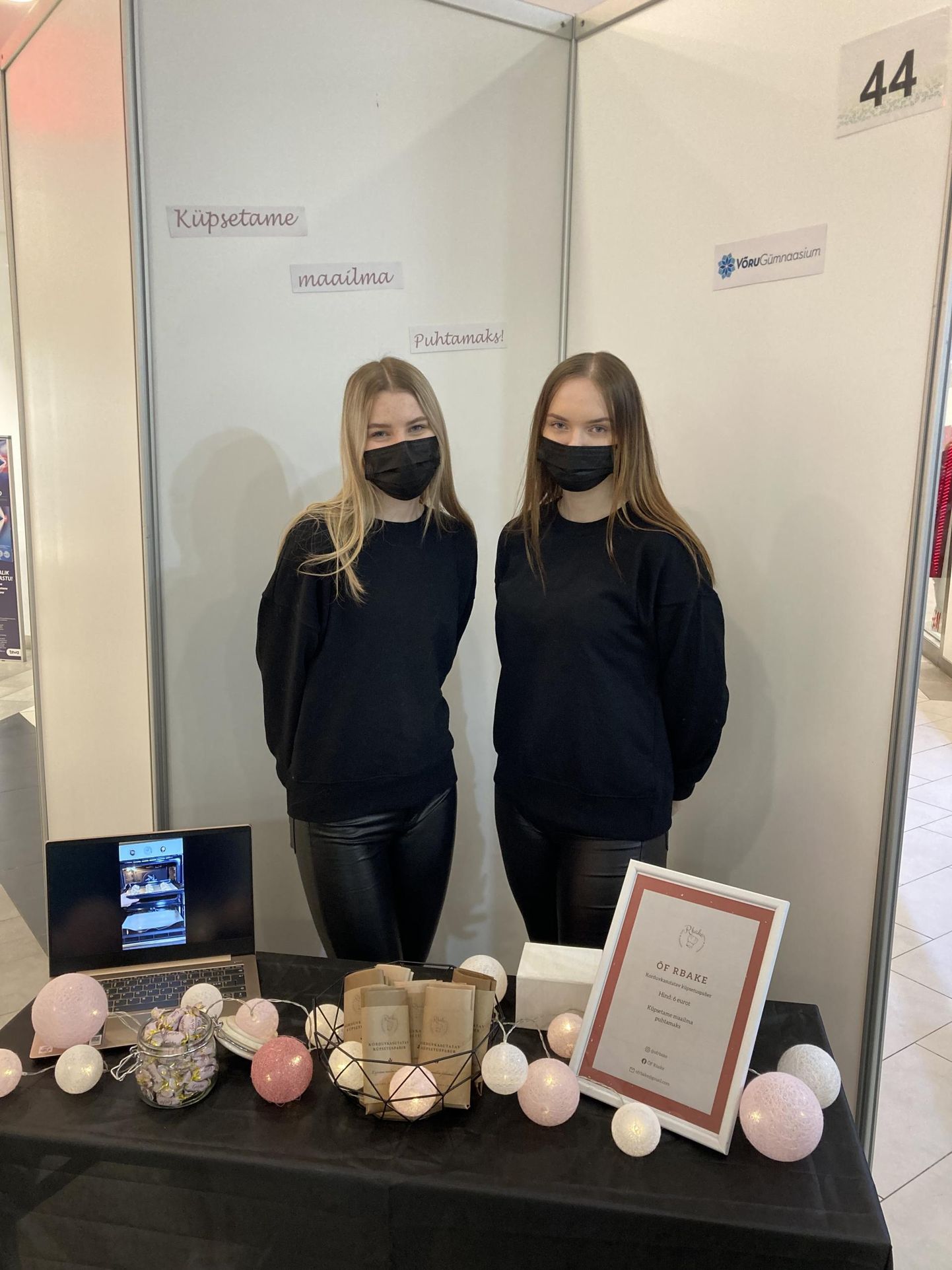 Eva-Lotta Kuus ning Annabel Viks õpilasfirmast Rbake müüsid oma korduskasutatavat küpsetuspaberit ka Tallinna laadal.